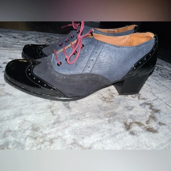 Julia Bo Gray and Black Oxford Shoes with Red Laces - Picture 5 of 8